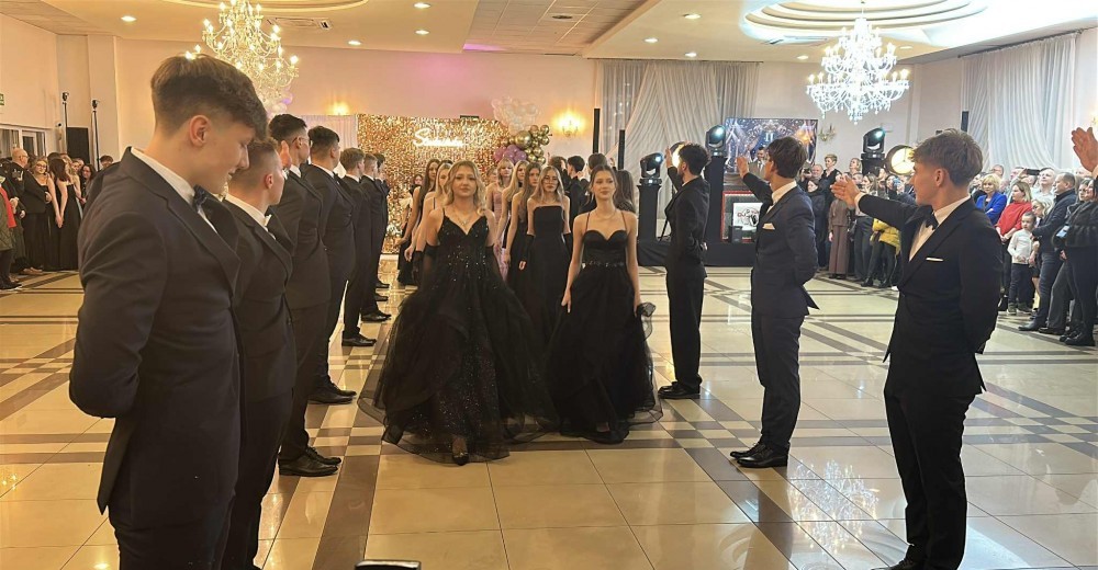 Studniówka II Liceum Ogólnokształcącego w Suwałkach. Wspaniały bal, a w maju udana matura [zdjęcia]