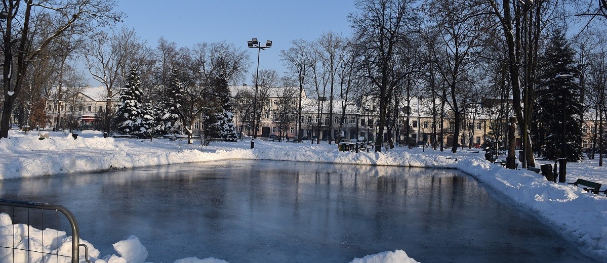 Suwałki. Lodowisko w Parku Konstytucji wylane, na Zalewie Arkadia już są łyżwiarze [zdjęcia]