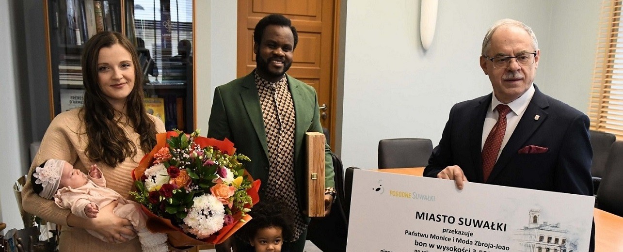 Moyo - pierwsza Suwalczanka urodzona w 2026 r. z rodzicami i bratem odwiedziła Ratusz