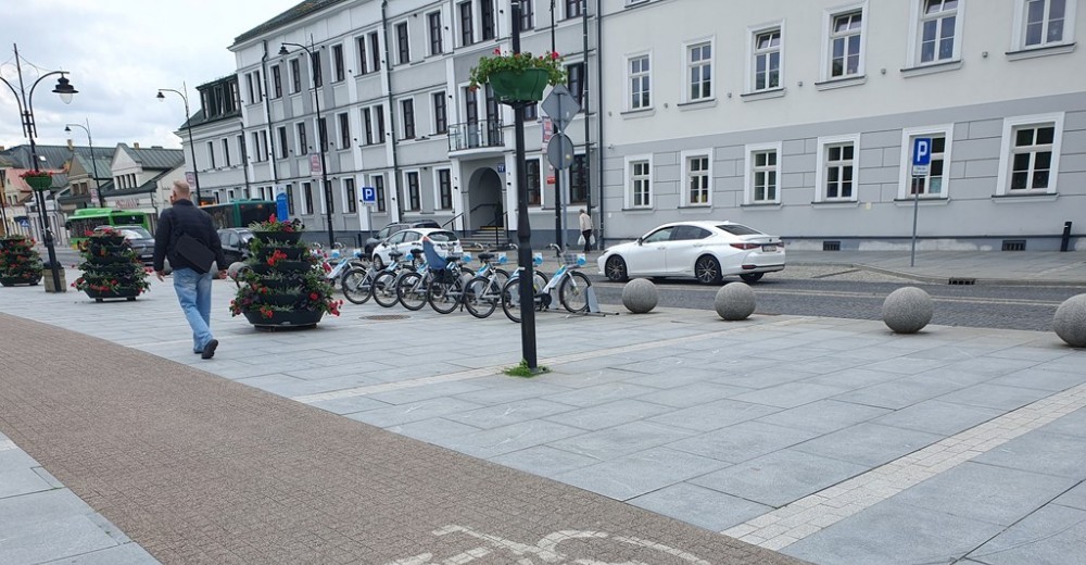 Suwałki. Firma Usługi Porządkowe 4 Pory Roku odbetonuje fragment Placu Marii Konopnickiej