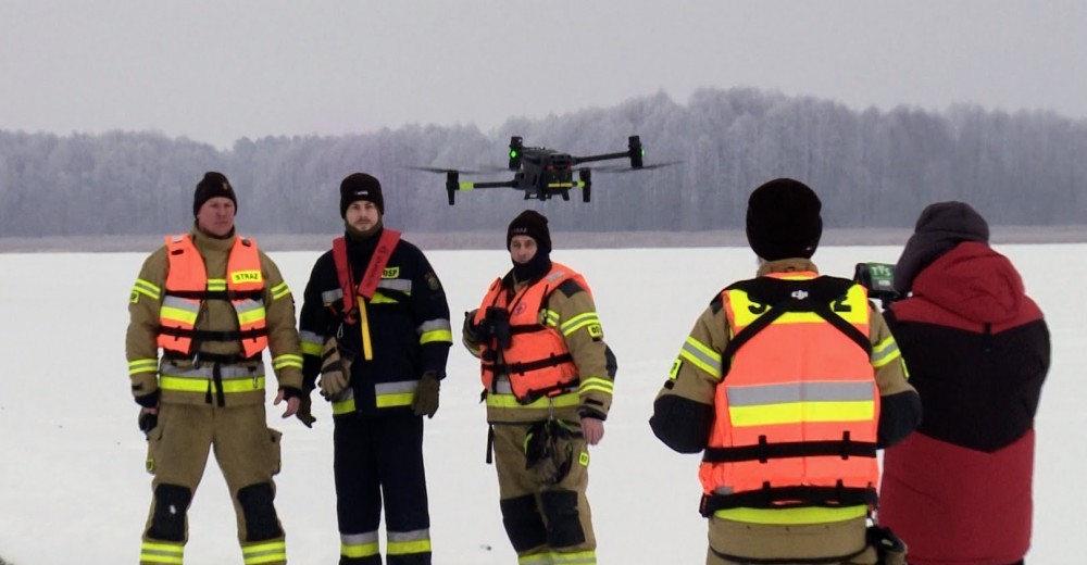 Drony i roboty podwodne na ćwiczeniach strażackich na zamarzniętym jeziorze Wigry [wideo i zdjęcia]