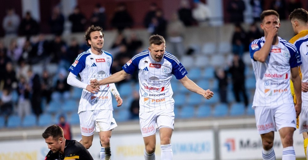 Wigry Suwałki – ŁKS Łomża 1:0. W derbach emocje do końca [wideo i zdjęcia]