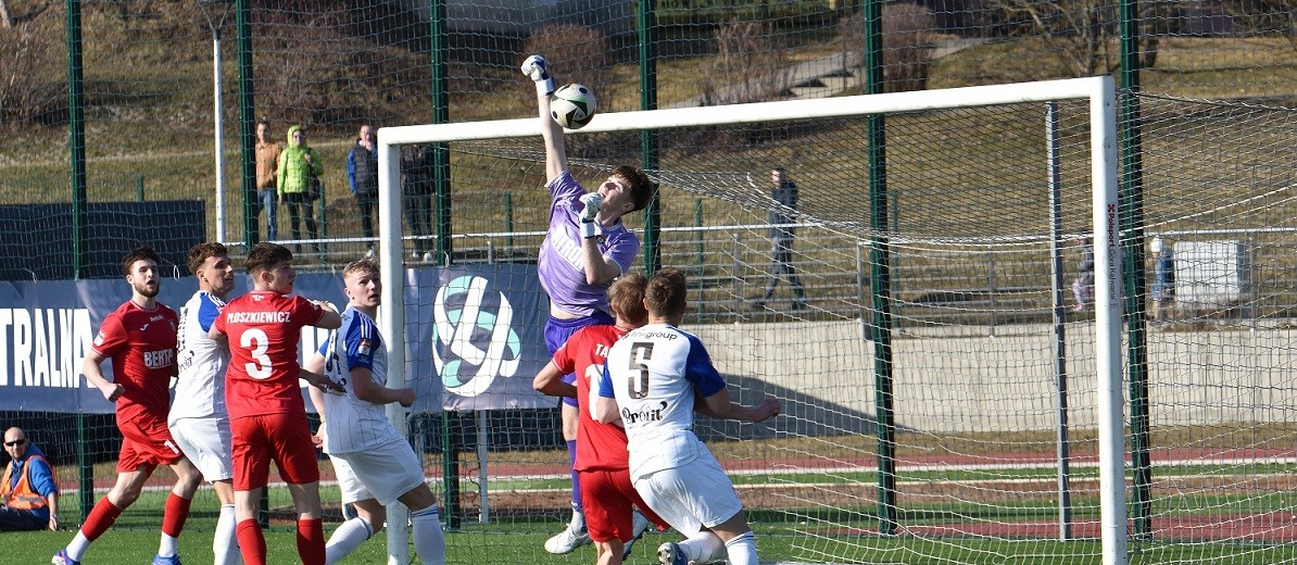 Wigry Suwałki - Znicz Biała Piska 7:0 i skok na 4. miejsce. Pierwszy raz nie na Zarzeczu [wideo]