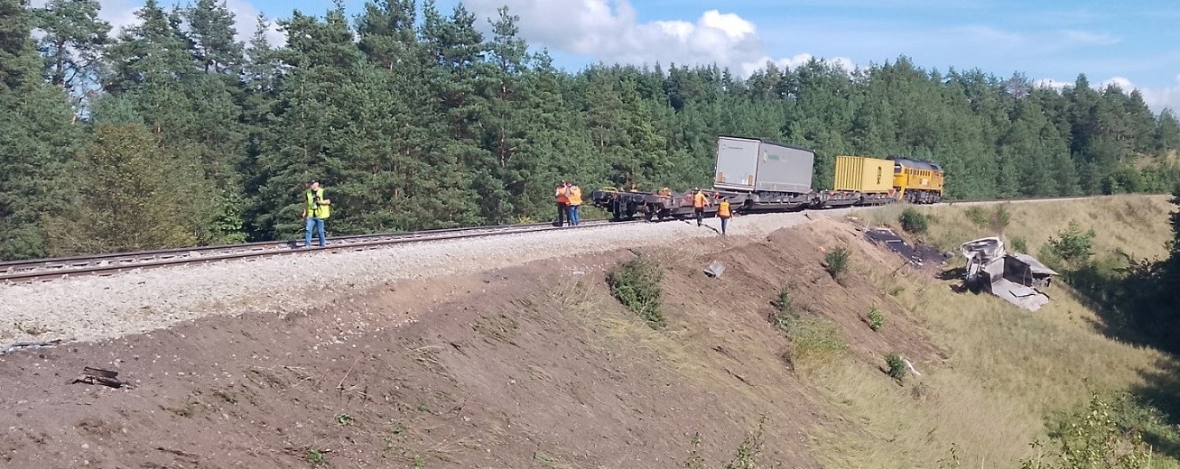 Zawodowy kierowca wjechał pod pociąg towarowy pod Suwałkami. Wstrzymany ruch [zdjęcia]