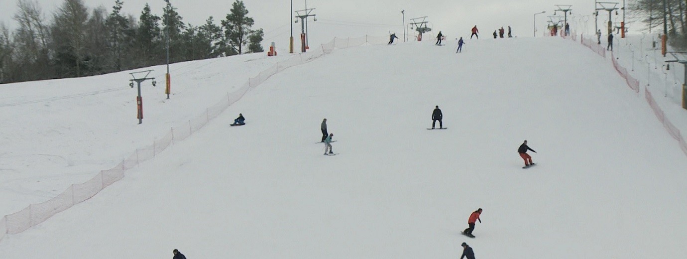 Ferie w Podlaskiem dobiegają końca, ale sezon narciarski w Szelmencie trwa w najlepsze [wideo]