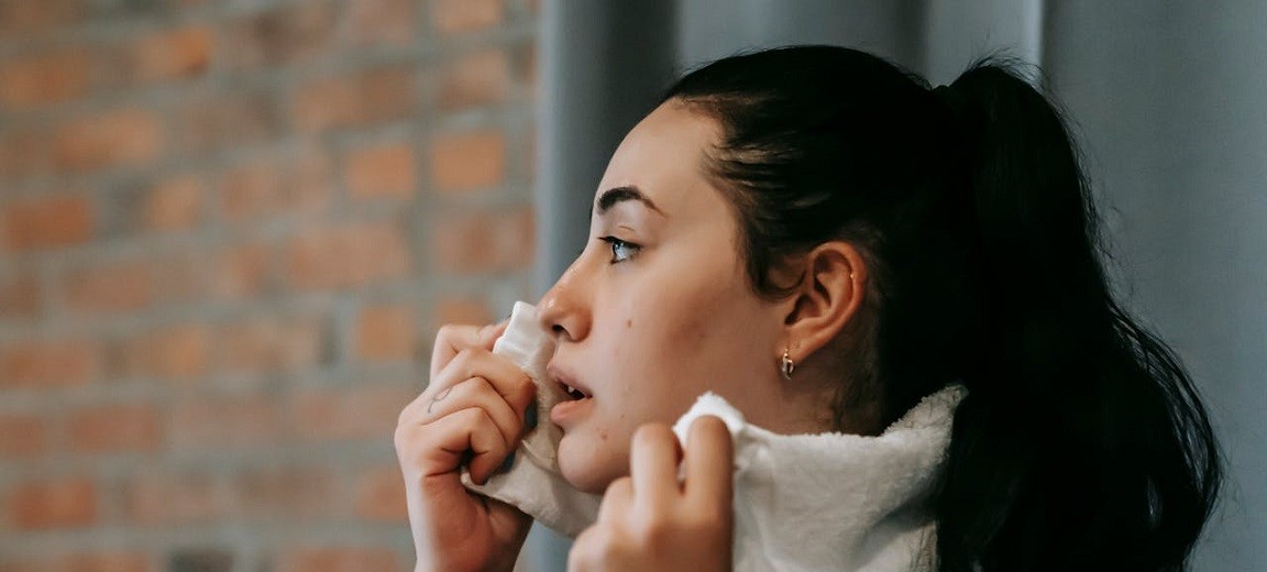 Nadmierna potliwość (hiperhydroza) – dlaczego gruczoły potowe pracują zbyt intensywnie?