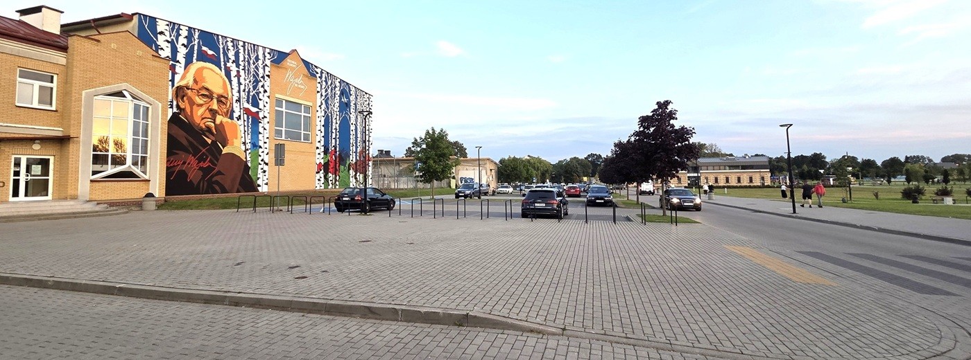 Nowy mural w Suwałkach. Andrzej Wajda spogląda, kto przechadza się jego ulicą