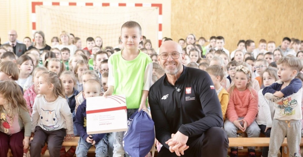 Uczniowie szkoły w Słobódce ćwiczyli z ministrem sportu. Gmina Szypliszki wybuduje boisko Orlik